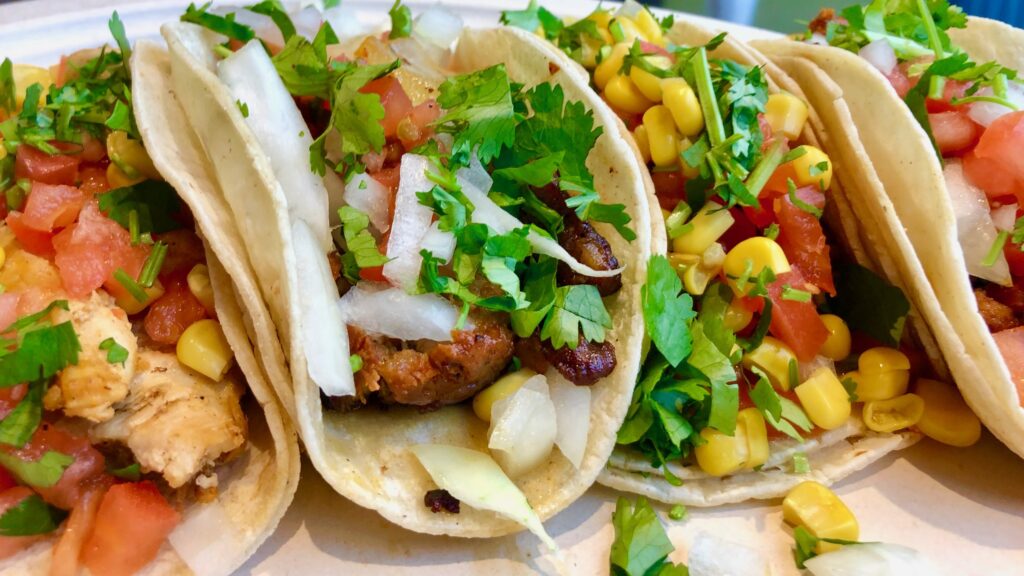 Taqueros sustituyen cilantro por su alto costo; bajó en la Central de Abasto de Ecatepec