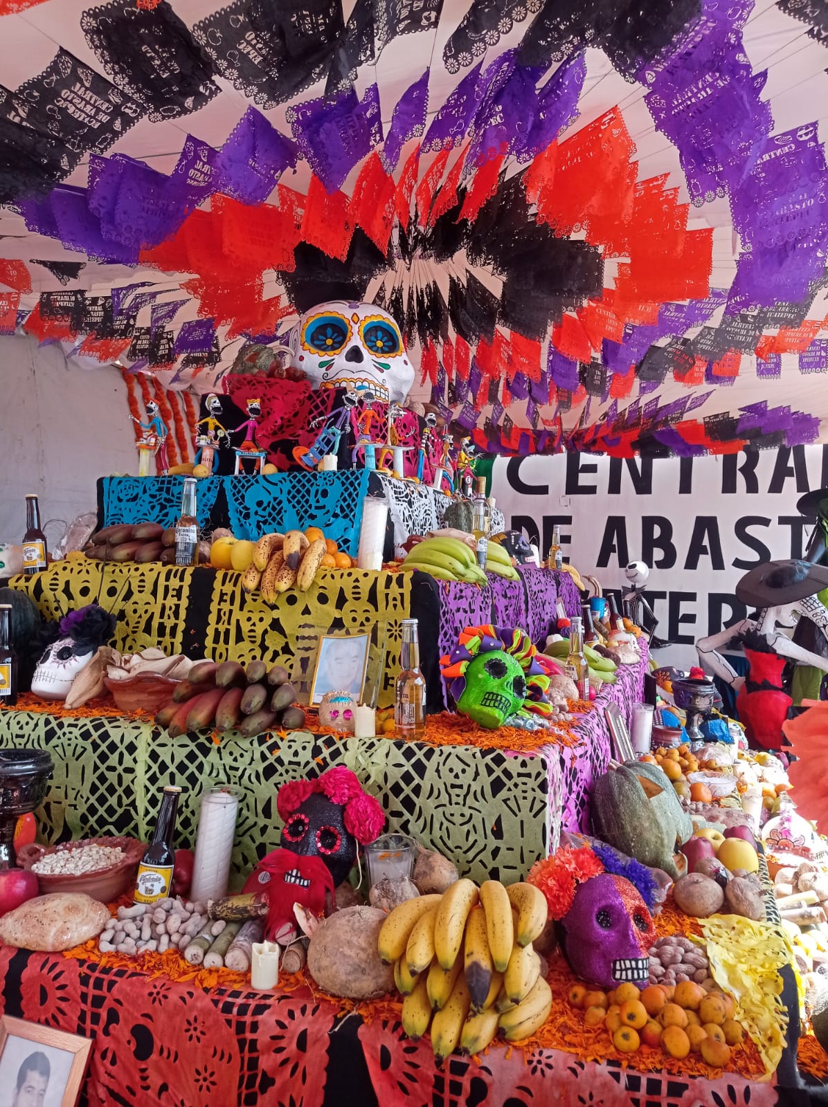 Mega ofrenda a los muertos en la Central de Abasto de Ecatepec