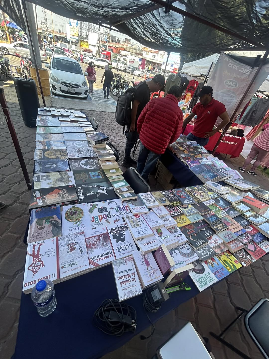 Venta de libros del FCE en la Central
