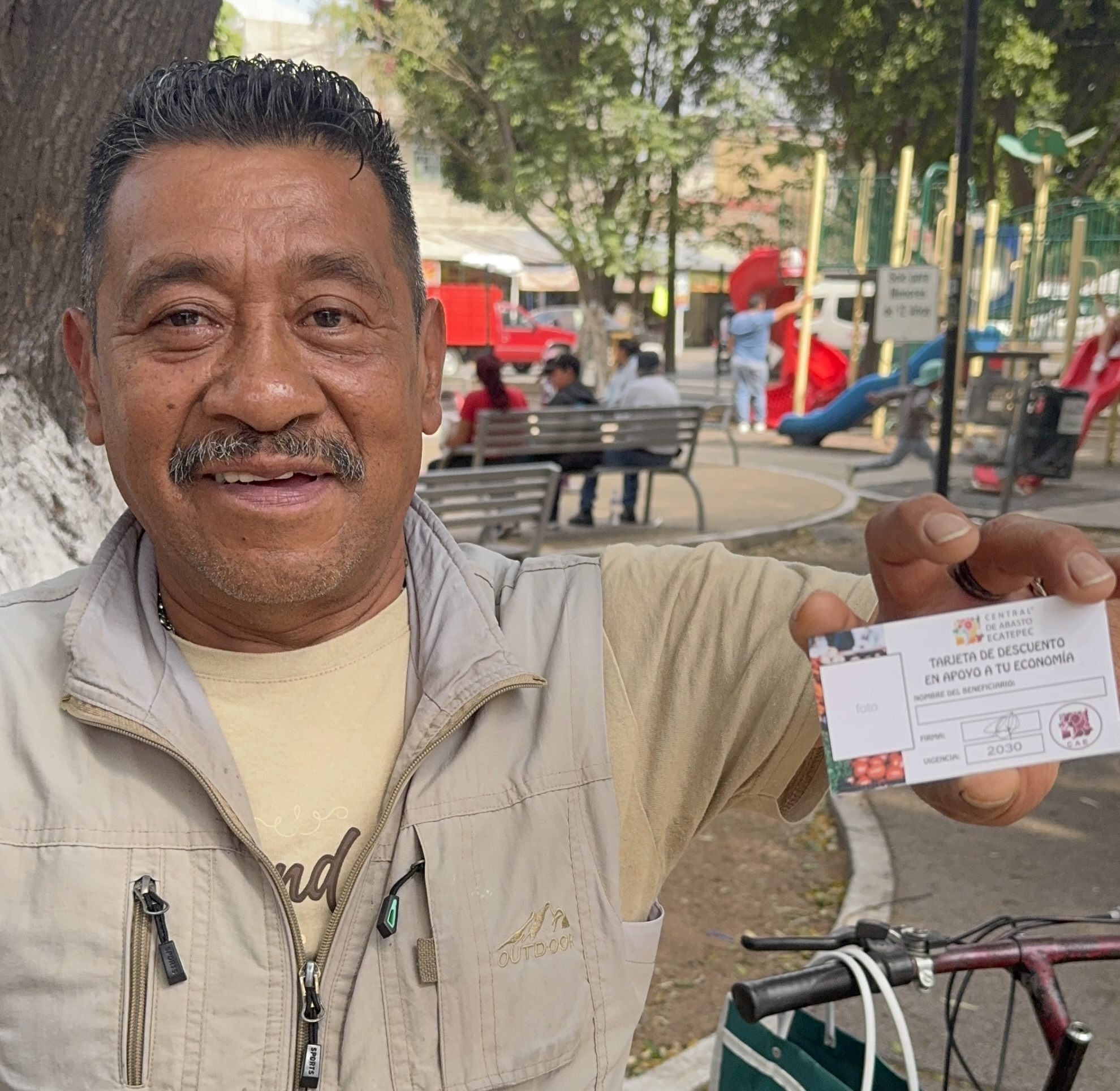La Central entrega Tarjeta de Descuento en colonias de Ecatepec